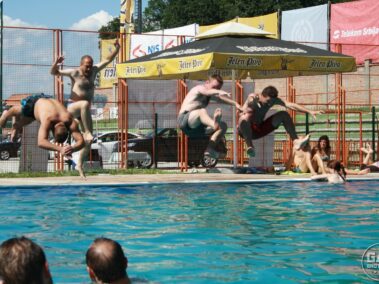 Skok do basenu na festiwalu Gucza