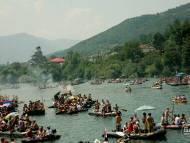 Spływ pontonowy na Drinie