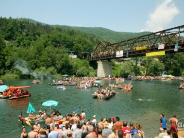 Drinska Regata przepływa przez Bajina Basta