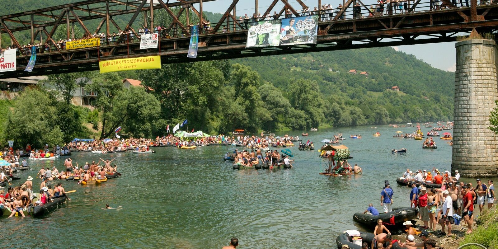 Drinska Regata i tratwy pod mostem Bajina Basta