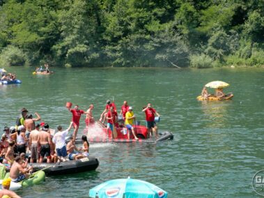 Pływający samochód na Drinskiej Regacie