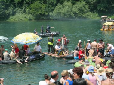 Impreza na wodzie podczas festiwalu Drinska Regata