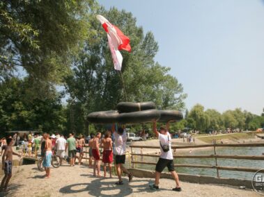 Spływ na tratwie z dętek od ciągnika podczas Drinskiej Regaty