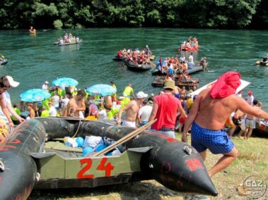 Wodowanie pontonów na Drinskiej Regacie