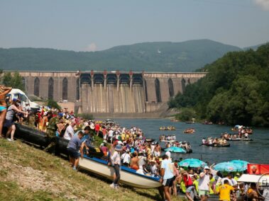 Drinska Regata to serbski spływ na byle czym
