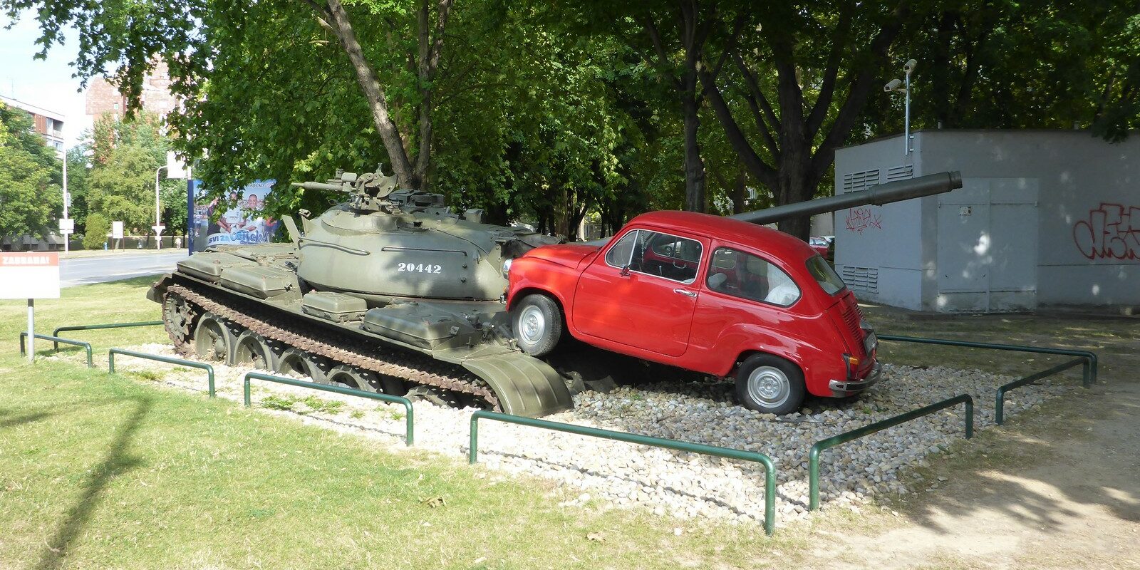 Czerwona Zastawa w samym centrum chorwackiego Osijeka wgniata w ziemię serbski czołg. Jest to symbol oporu chorwatów przeciwko militarnej agresji. W Zastawie leży szalik lokalnego klubu piłkarskiego. Pomnik w Osijeku z Zastavą i czołgiem