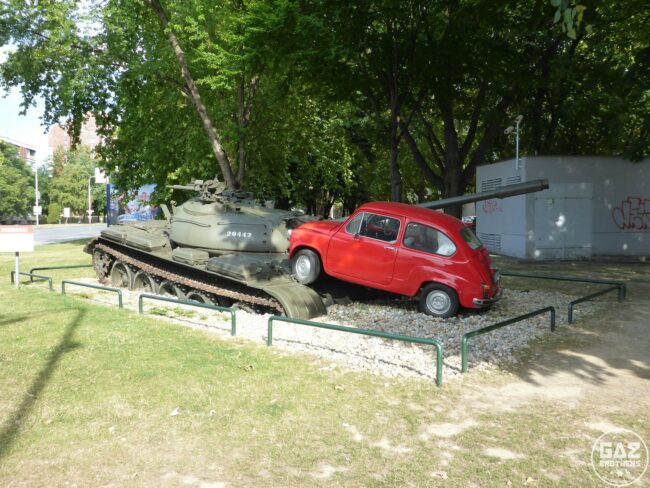 Czerwona Zastawa w samym centrum chorwackiego Osijeka wgniata w ziemię serbski czołg. Jest to symbol oporu chorwatów przeciwko militarnej agresji. W Zastawie leży szalik  lokalnego klubu piłkarskiego. Pomnik w Osijeku z Zastavą i czołgiem