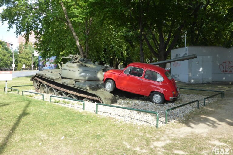 Pomnik w Osijeku z Zastavą i czołgiem