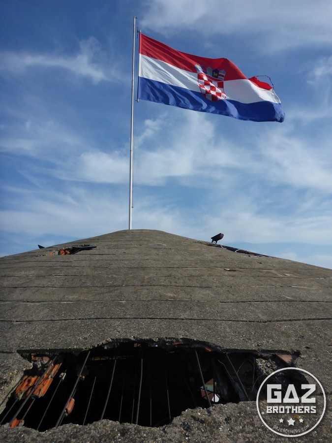 Chorwacka flaga na szczycie wieży ciśnień - symbolu Vukovaru.