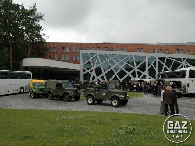 Samochody terenowe Gaz 69 przed hotelem Narvil w Serocku