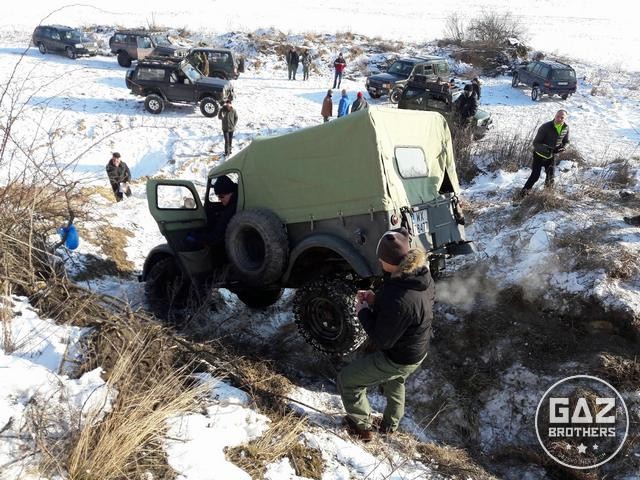 Samochód wojskowy Gaz 69 w terenie
