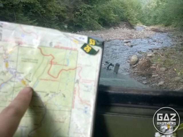 Nawigacja z mapą - Gaz 69 w rzece