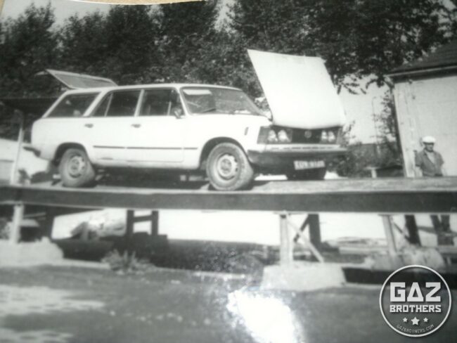 Fiat 125p kombi w kolorze kości słoniowej. Takim samochodem zaczynaliśmy naszą przygodę z Bałkanami. Na zdjęciu łatanie zbiornika paliwa na jugosłowiańskim przydrożnym kanale. Fiat 125p kombi