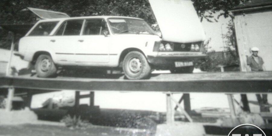 Fiat 125p kombi w kolorze kości słoniowej. Takim samochodem zaczynaliśmy naszą przygodę z Bałkanami. Na zdjęciu łatanie zbiornika paliwa na jugosłowiańskim przydrożnym kanale. Fiat 125p kombi