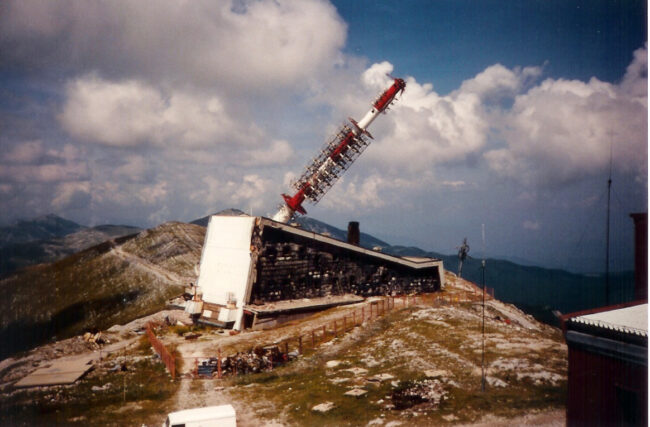 Bjelasnica – zniszczone centrum komunikacyjne na szczycie. Ruiny na Bjelasnicy - centrum komunikacyjne