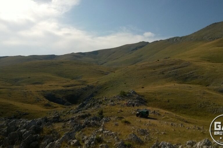 Gaz 69 na szutrowej drodze do Lukomiru w Bośni.