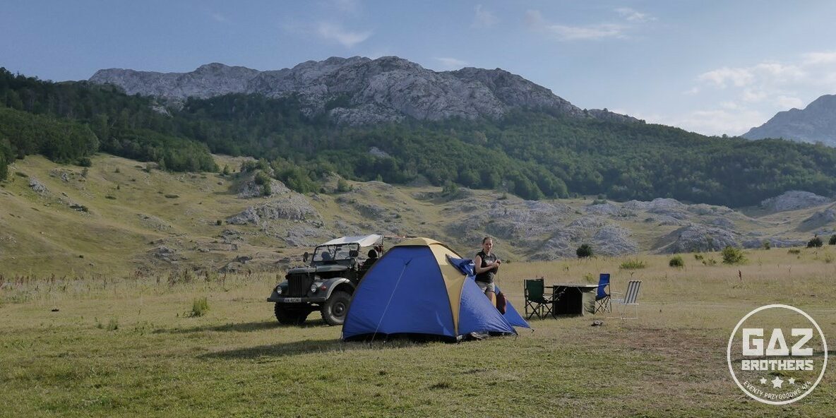 Samochód gaz 69 na tle gór