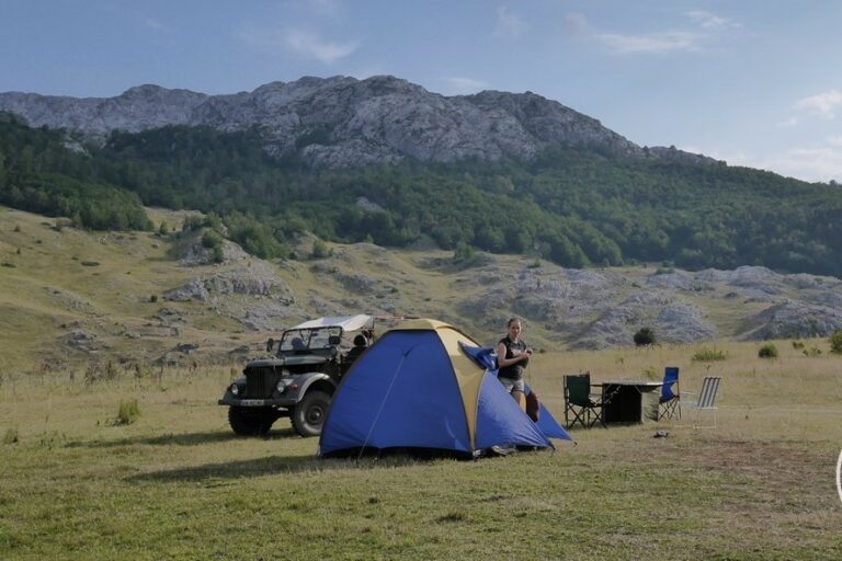 Bałkany – podróż samochodem terenowym Gaz 69. Samochód gaz 69 na tle gór
