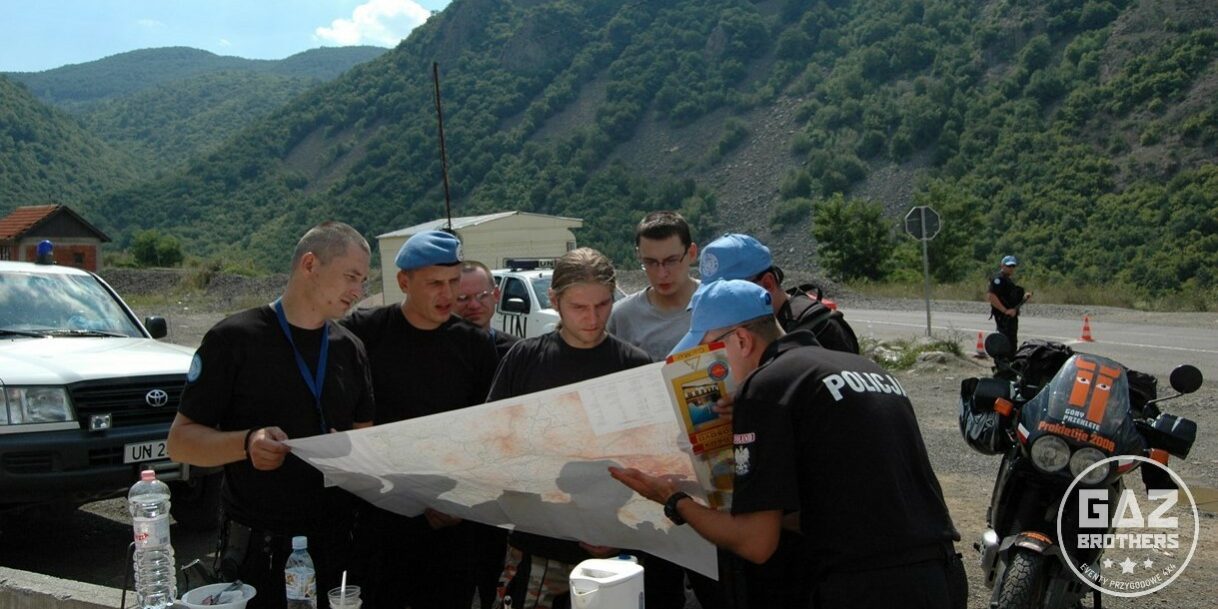 Polska policja w błękitnych beretach ONZ. Patrol na granicy Serbia – Kosovo. Kosovo, ONZ, błękitne berety, Africa Twin