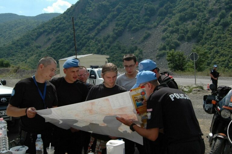Polska policja w błękitnych beretach ONZ. Patrol na granicy Serbia – Kosovo. Kosovo, ONZ, błękitne berety, Africa Twin