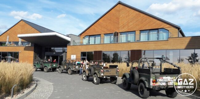 Event w hotelu Marina Golf Club. Gra terenowa w samochodach gaz 69 Kolumna samochodów gaz 69 przed hotelem Marina Golf Club