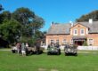 Samochody gaz 69 na tle mazurskiego dworku
