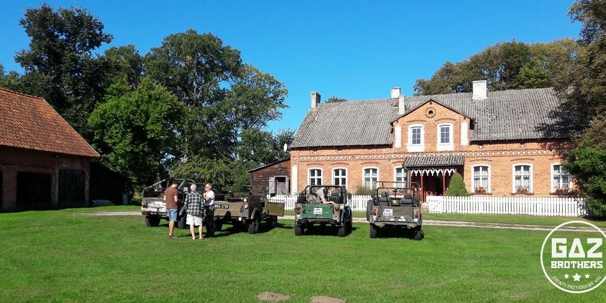 Samochody gaz 69 na tle mazurskiego dworku