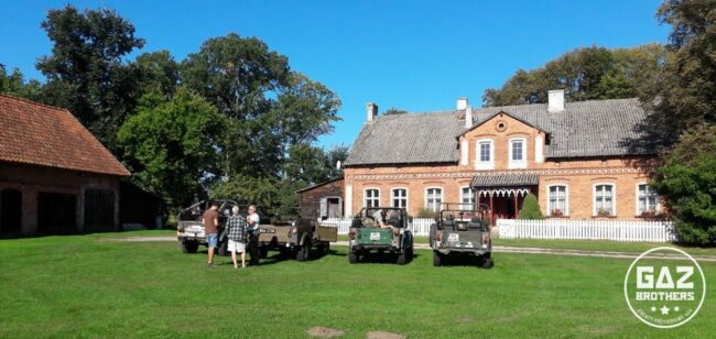 Samochody terenowe Gaz 69. Rekonesans przed eventem w hotelu Marina Golf Club Samochody gaz 69 na tle mazurskiego dworku