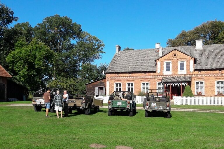 Samochody terenowe Gaz 69. Rekonesans przed eventem w hotelu Marina Golf Club Samochody gaz 69 na tle mazurskiego dworku
