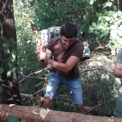 Siekiera jest niezbędnym wyposażeniem gaza 69