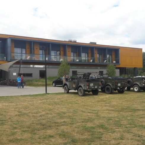 Samochody terenowe Gaz 69 przed hotelem Bonifacio